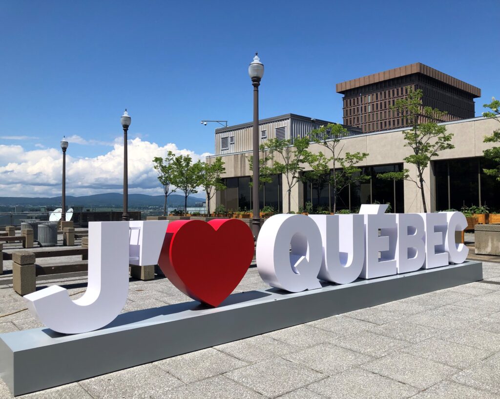 Photograph of the “J'aime Québec” attraction overlooking Québec City in summer.