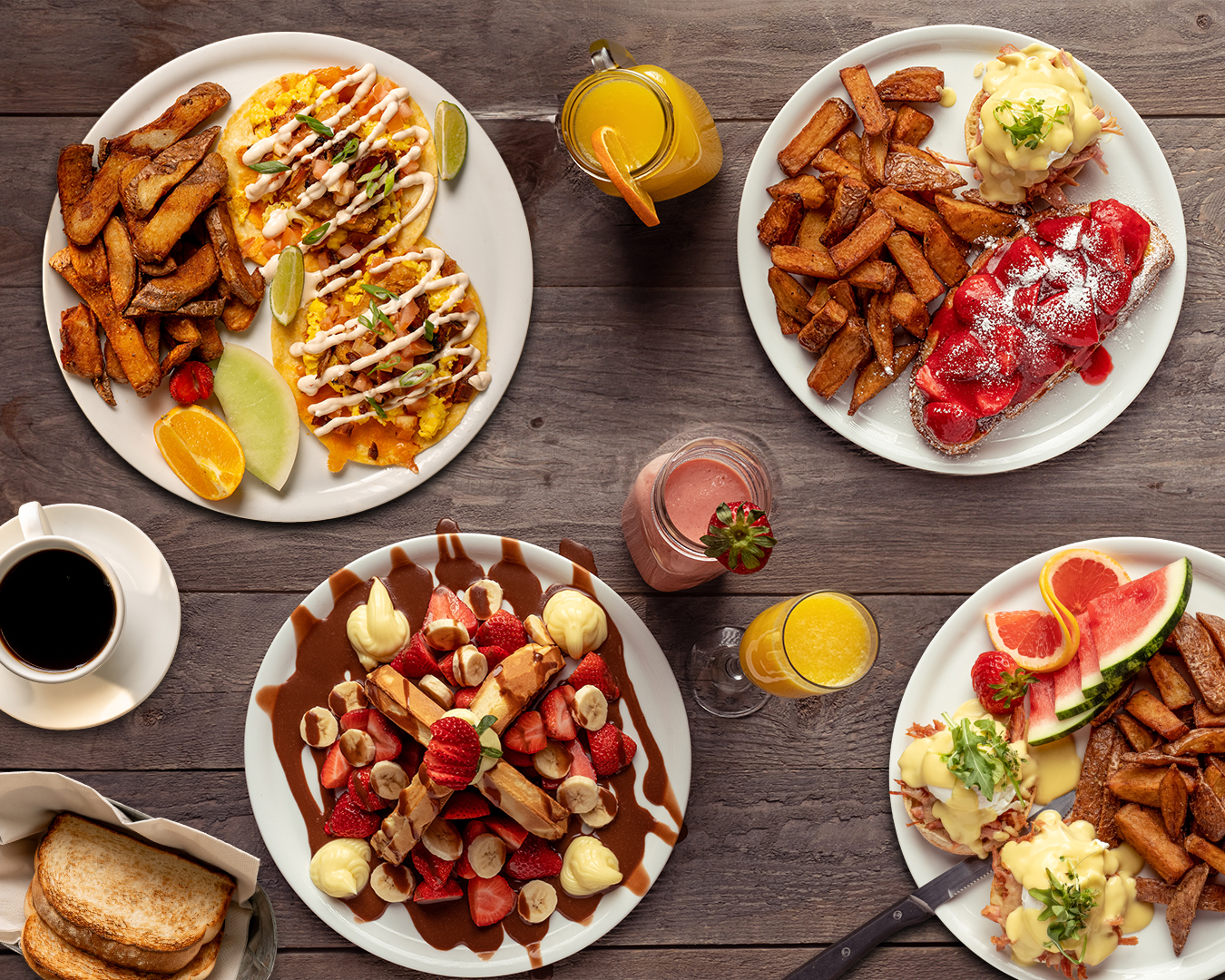 Assiettes brunch disposées sur une table du restaurant Au Petit Chalet situé dans le Vieux-Québec.