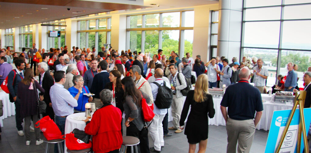 Participants aux congrès WCI2024 discutant et échangeant lors d'une activité de réseautage.