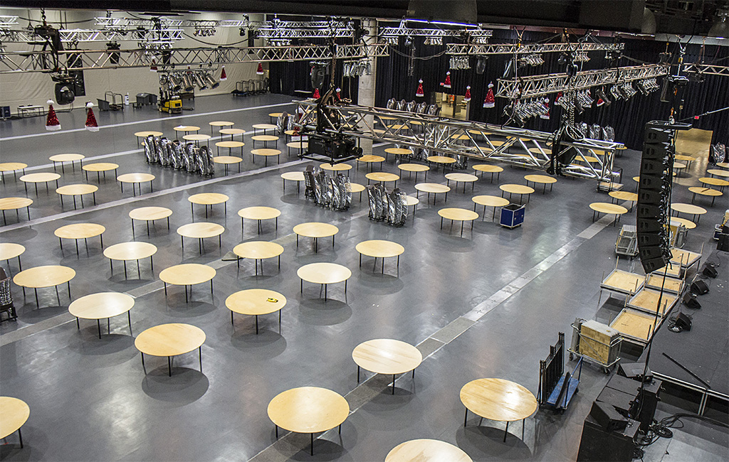 Tables rondes et mobilier dans la salle 400BC